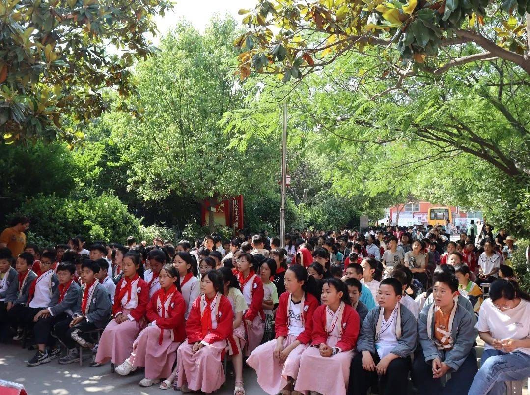 邓州市穰东镇仲景学校举行"法治教育伴我行,保驾护航助成长"主题报告