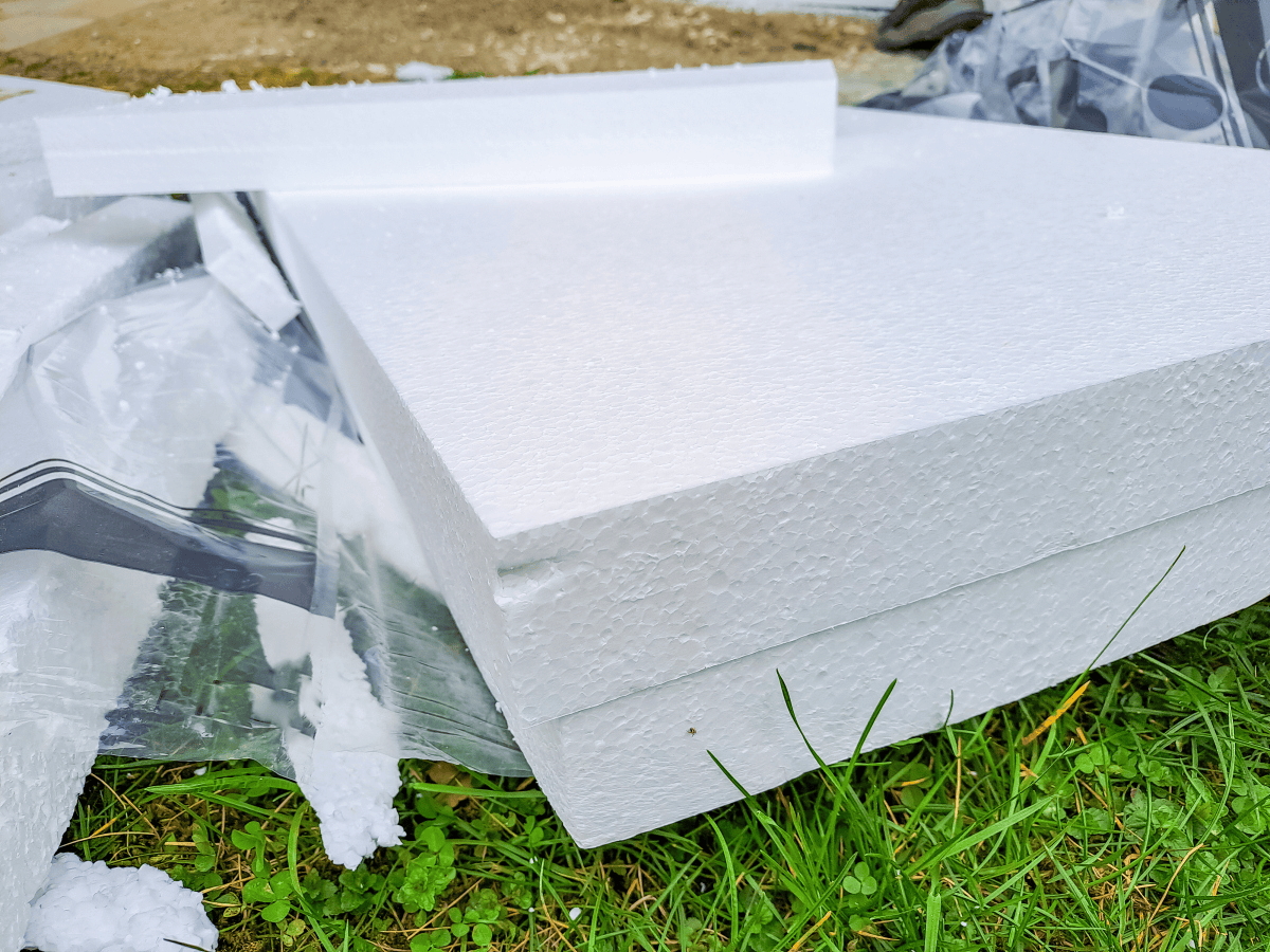 发泡材料通常情况下,塑料颗粒挤出后通过热压板进行加热定型,通常需要