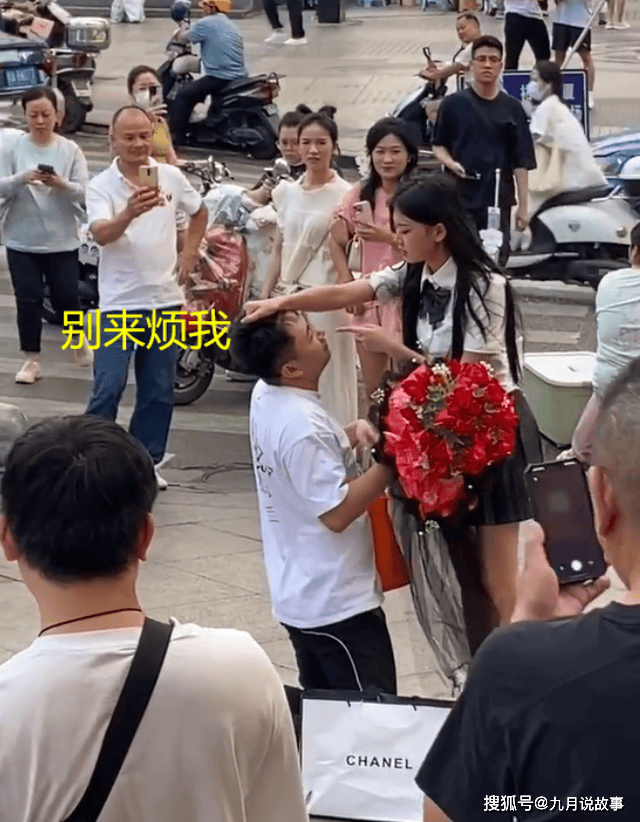 广西男子公开求婚遭女生拒绝,薅头发怒骂,全场傻眼!