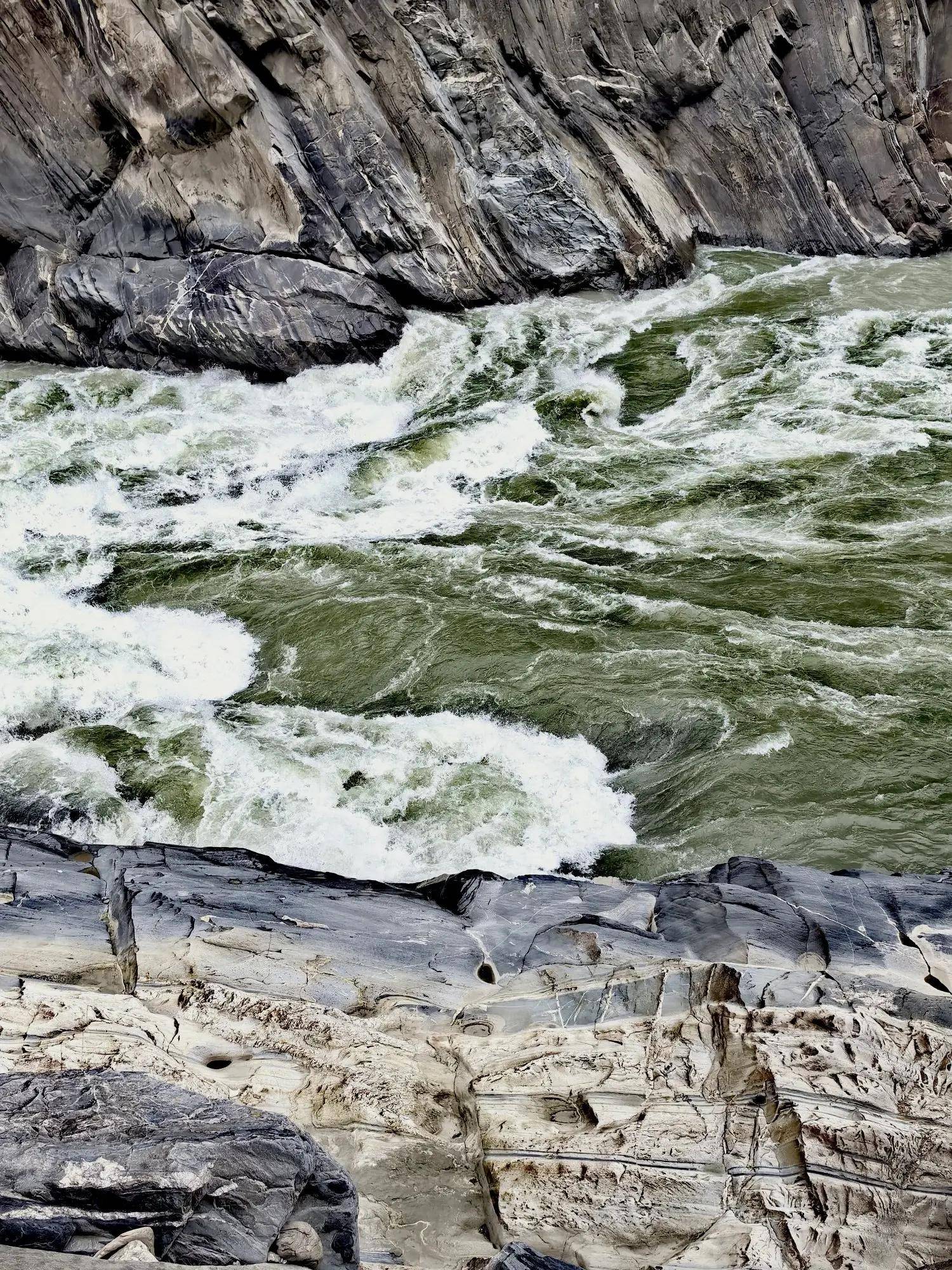 游云南过路景区虎跳峡,枯水季江水仍吼声如雷,人气指数超过5a