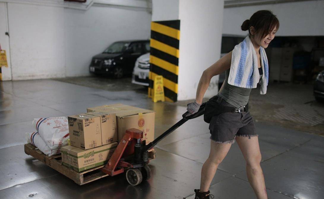 "性感搬运工"朱芊佩,因颜值太高被富二代看中,后来如何了?