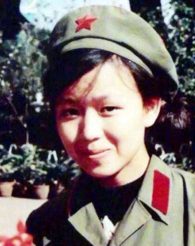 1984年大阅兵,受邀参加的18岁美女医护钟惠玲近况如何?