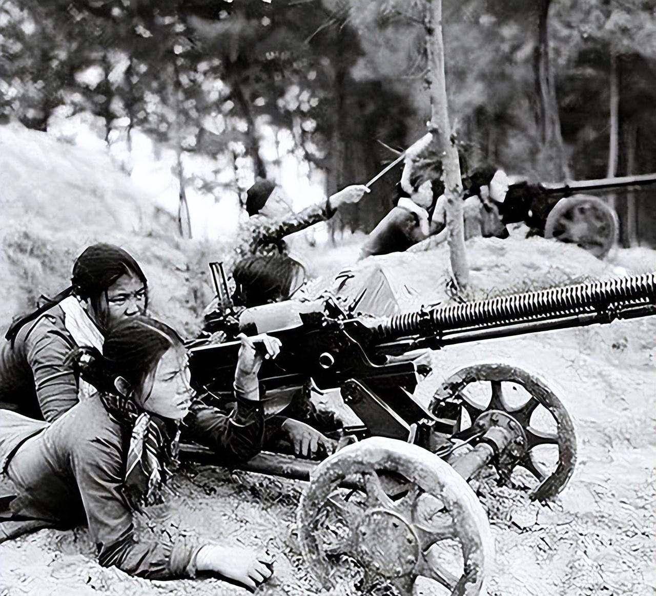 越南女民兵在操作54式高射机枪我军在1979年的对越自卫还击战时装备了