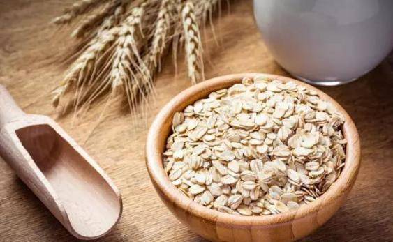 食用一些麦片也可以提高人体免疫力,麦片当中含有的β-葡聚糖被人体吸