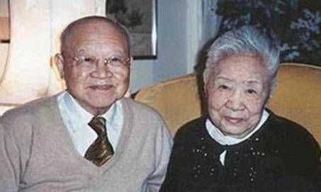 一代才女冰心离世后,亲孙子竟在墓碑上涂8字辱骂,她做了什么?