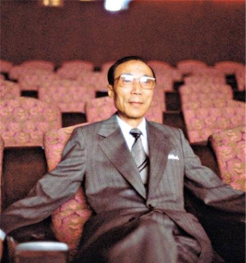 的时候慈禧还在垂帘听政,他的父亲是上海锦昌颜料公司的老板邵玉轩