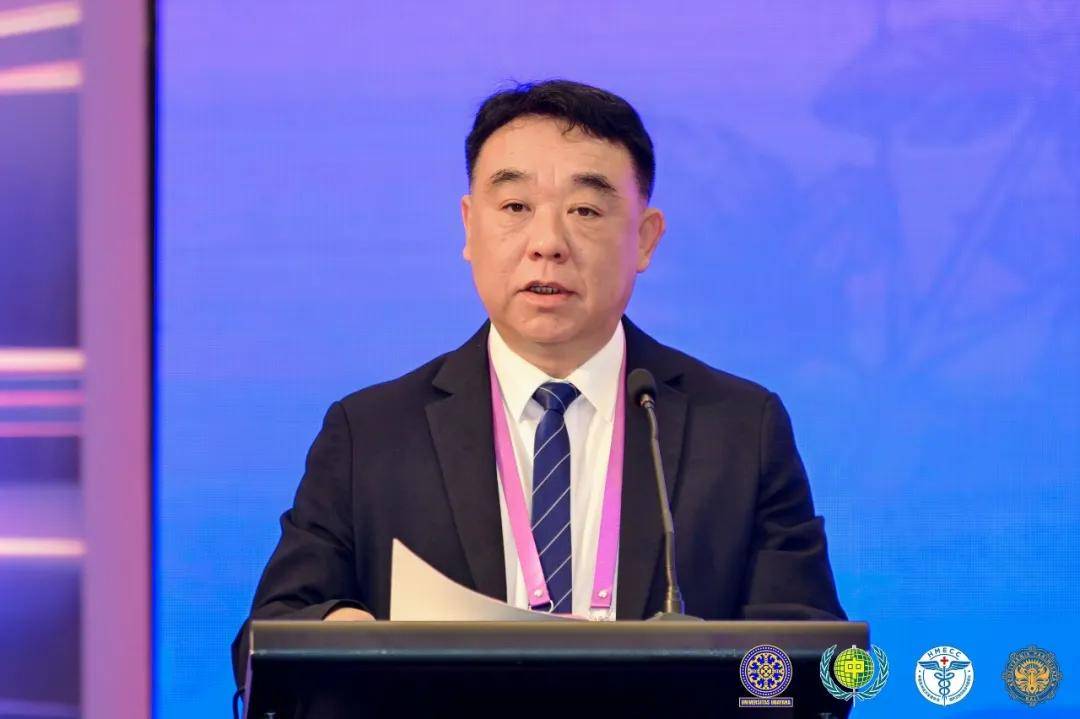 致辞结束后,周浩黎大使同桑迪亚加·乌诺部长参观了本届论坛的展厅