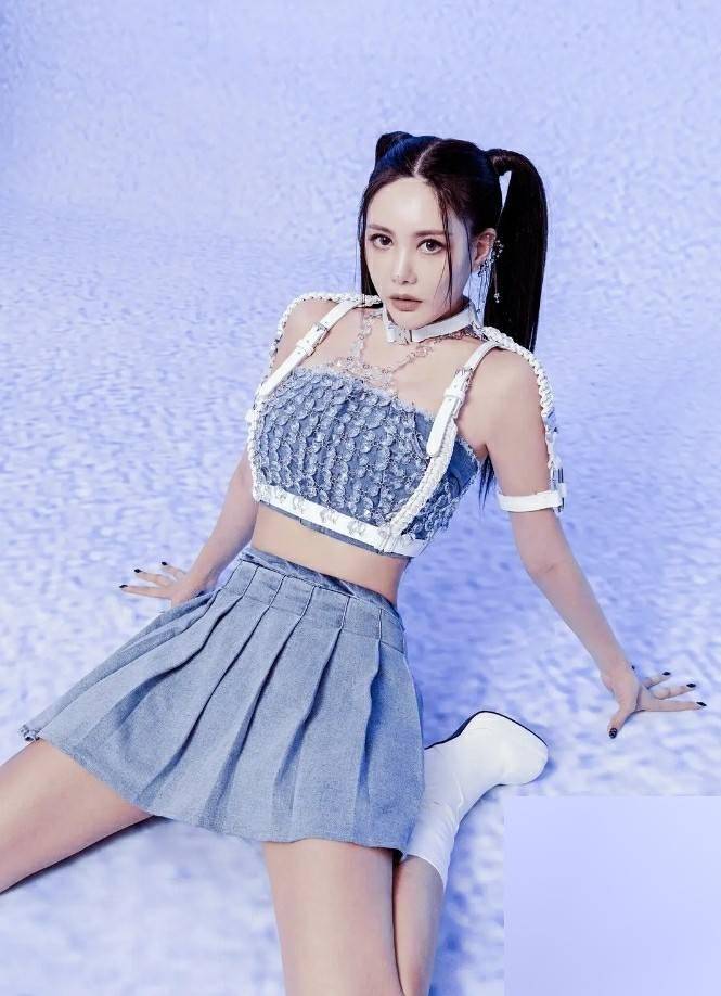 36岁李居丽,人间尤物曼妙有致,魅力四溢的妩媚女神!_身材_外貌_智慧