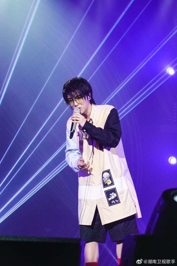 首届歌王吸毒遭逮,李玟遗憾离世,华晨宇成为顶流