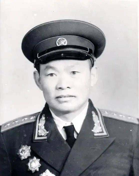 孙洪道在抗日战争时期,才当上了一名连长;在解放战争时期,他就当上