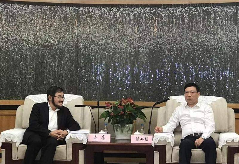 一手压着2位"中国首富",这位神秘大胡子,江湖地位依旧没变_吴鹰