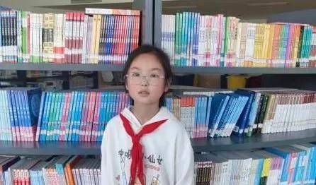 她善于交际,与同学一起解决问题,在与同学们的相处中有很好的人缘