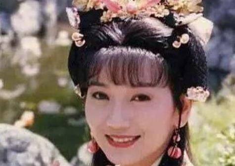 她出生丧母,15岁被父亲砍断一臂,18岁怀身孕病逝,死后葬礼豪华