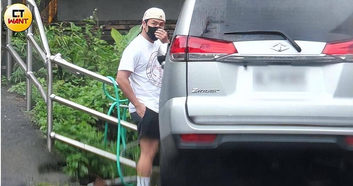 欧弟陪长发女「挺5月孕肚」 她接男方家人…进出宛如女主人