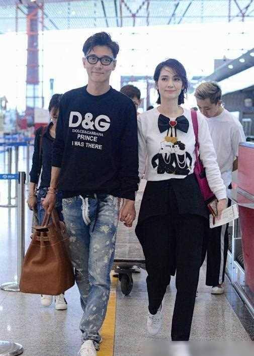 洪欣携小老公走机场,大张丹峰10岁,但穿情侣装看不出年龄差