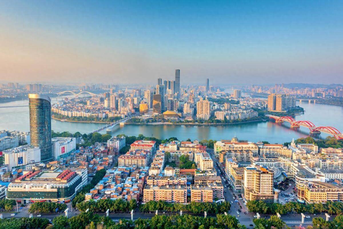 柳州市是广西最大的工业城市,形成了以汽车,机械,钢铁为龙头,多产业