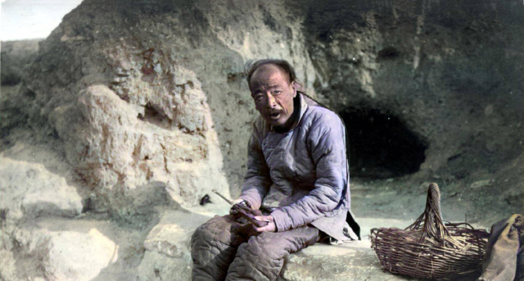 清末的北京,道路稀烂,富家女子打纸牌消遣,穷人孩子玩砍头游戏