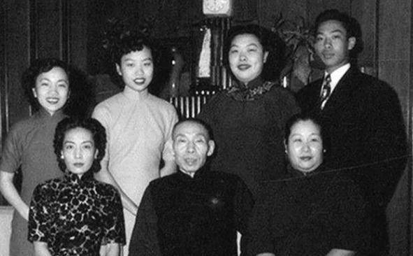 杜月笙死后风光大葬,墓地却无人打扫,破败不堪,青苔爬满了走道_李开明