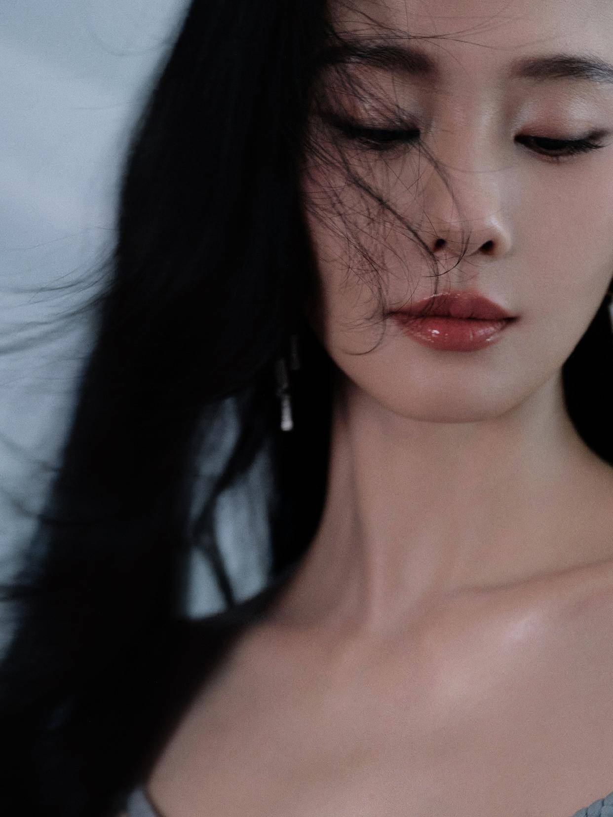 刘诗诗雾蓝纱裙美得让人眼前一亮!_蓝色_女神_裙摆