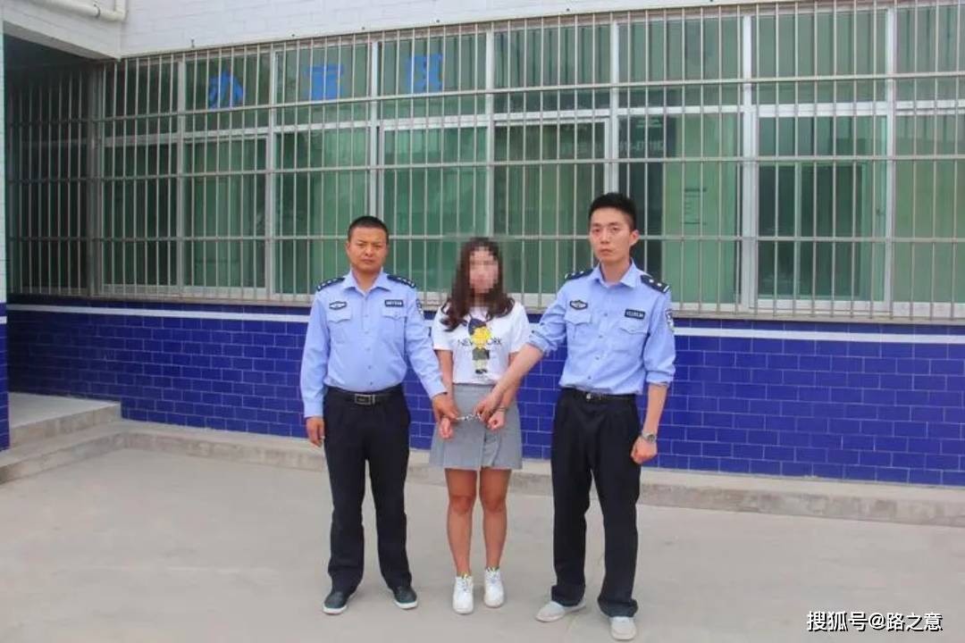 女警押犯人图片