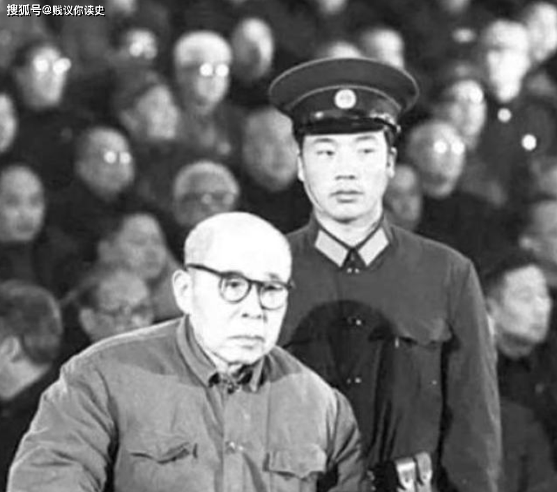 76岁的陈伯达出现在被告席上,20%的人希望判他死缓