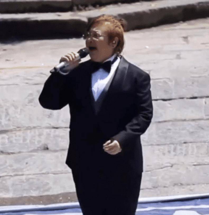 韩红漂亮成功!瘦到脸脱相撑不住衣服,网友表示变太多认不出