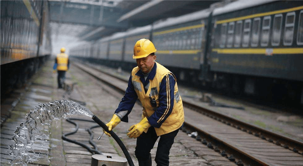 火车上的"秘密":热水为何供应不休?粪便是直接排到铁轨上吗?