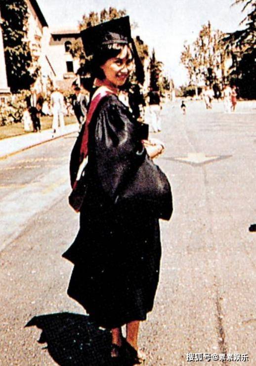 超琼和父亲何鸿燊旧照公开:1969年住豪宅,从小就跟父亲做事业_小时候