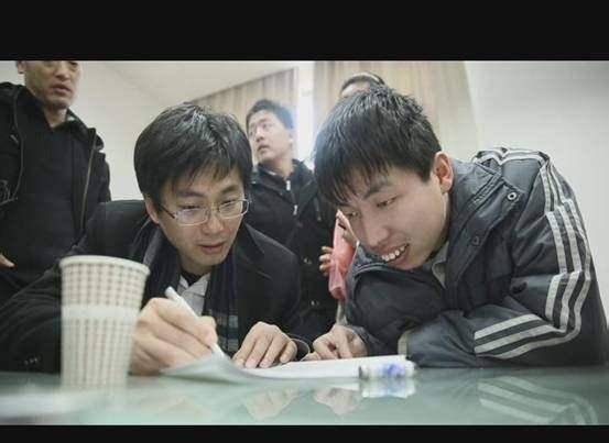 他是中国版的雨人,从小智力低下却算力惊人,登上舞台后名扬全国_周玮