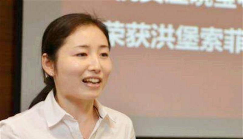 庄晓莹,人如其名知书达礼,温文尔雅,这位五官清秀的女孩并非文艺作家