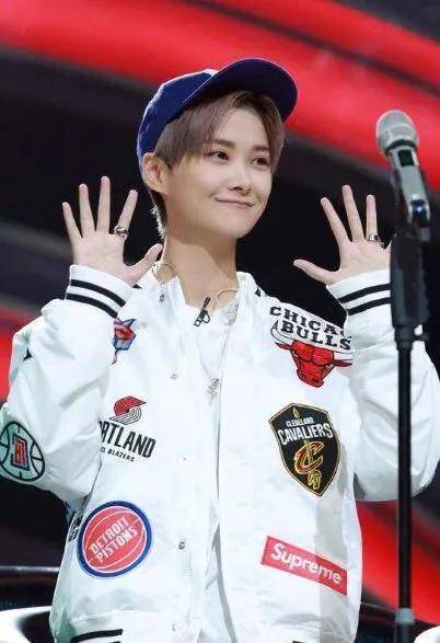 李宇春特别想删的照片,难怪叫"春哥",网友:承包一年的笑点