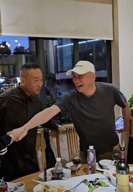 汤镇业现身广东小县城,大快朵颐与老友聚餐!