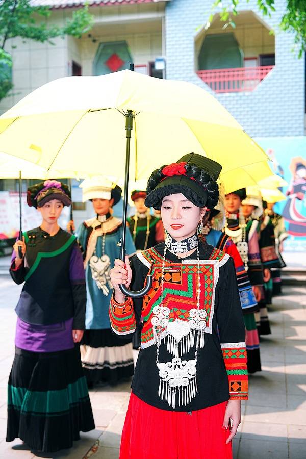 西昌彝族服饰一条街图片