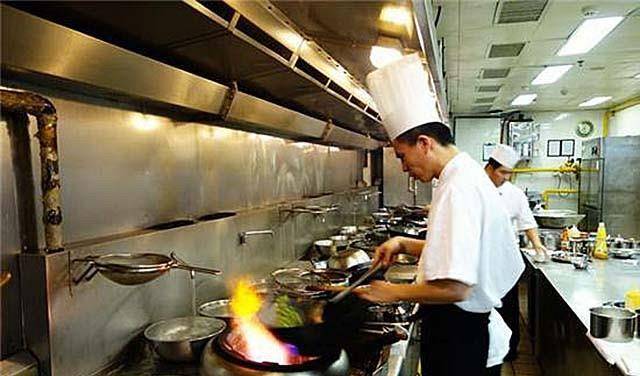 80后厨师撞脸马云,不甘被埋没两度来到西湖举牌:马云,我想见你