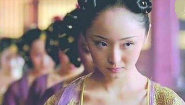 而杨金英则被诛灭九族,后来嘉靖皇帝就搬出宫殿,住到别的地方.