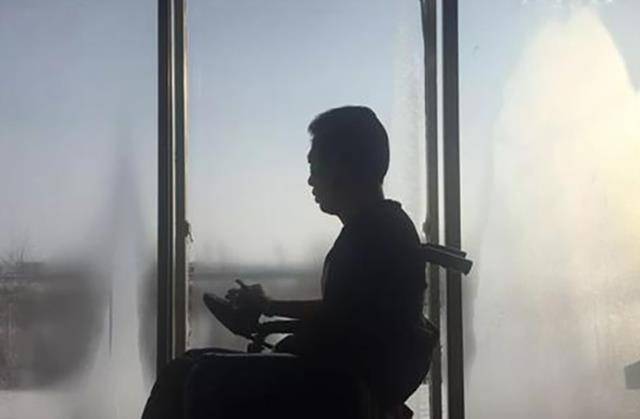 1996年,小伙无意捡到"金属链"致残,幸运收获爱情后,前年去世