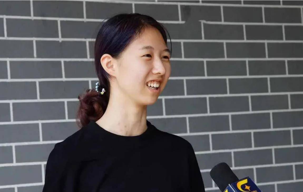 3年前,20岁浙江女孩为救同学连挡8刀,出院后坦言:我是军二代