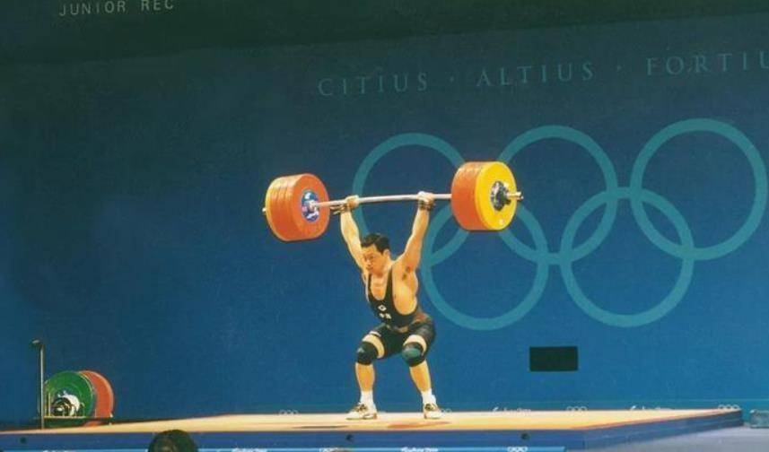 "大力王"占旭刚:连夺两届奥运冠军,退役后娶空姐,官至副厅级_举重