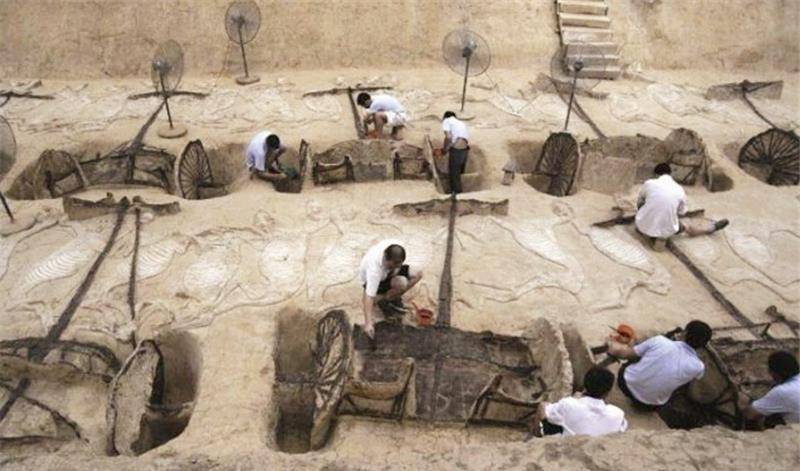 荆州古墓出土一"宝剑",千年不锈还能"滴血认主"?如今难以复制了