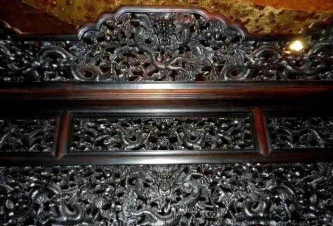 福建现清朝3吨重"龙床",专家劝其上交,持有人开价5亿