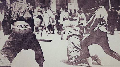 家仆束手就擒,被押送衙门,很快被判处了磔刑(古代一种分裂肢体的酷刑)