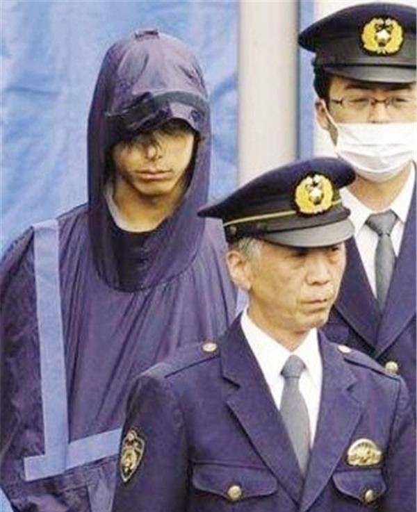 日本疯狂逃犯,一边逃亡一边整容,被抓后因太帅在监狱受同行追捧