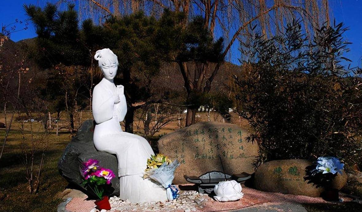 在侯耀文墓地旁边,林妹妹之墓鲜花环绕,汉白玉雕像让人垂怜_林黛玉
