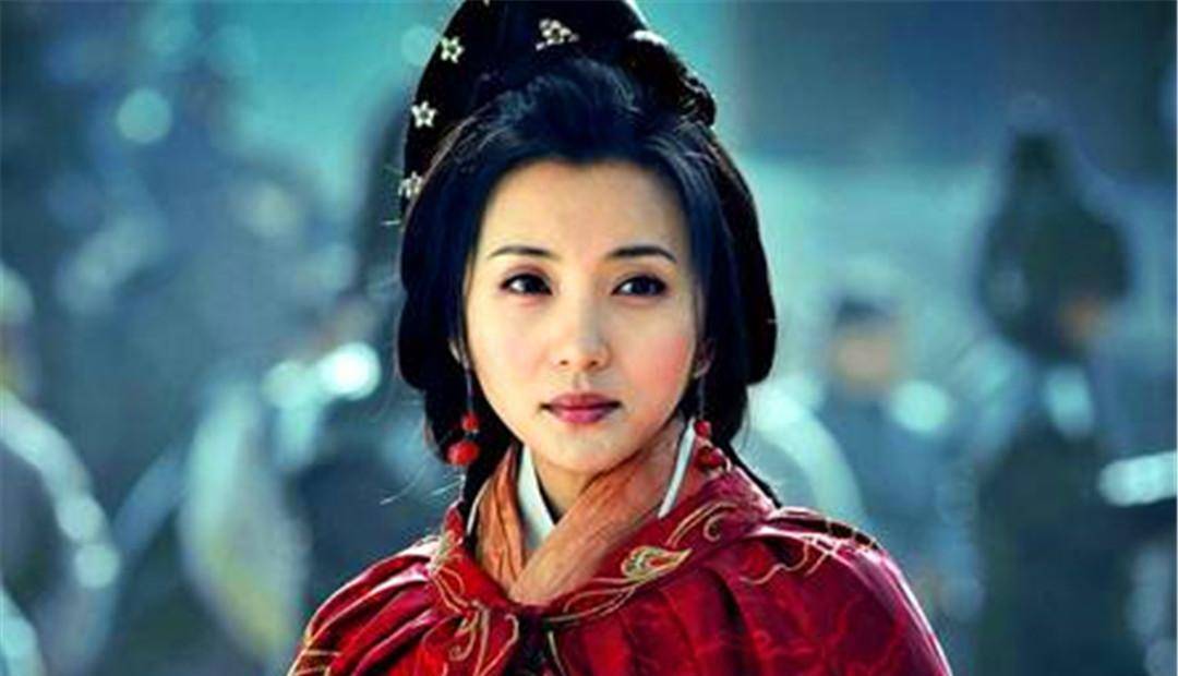 在被献给董卓的时候就应该拒绝,毕竟她是吕布的老婆