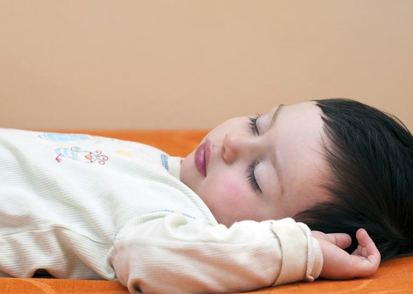 为啥婴幼儿大都是投降式睡姿?有必要纠正吗?新手家长可看看