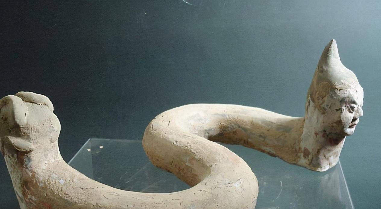 清朝年间,两乞丐街头戏耍人面蛇,路人称奇,实则是采生折割