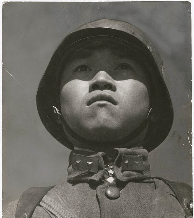 但是,因为李宗仁的特别交代,为了确保摄制组成员的安全,卡帕无法深入