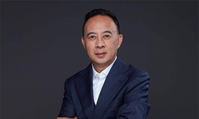 从中医学者到商业鬼才,他靠卖酒赚了8百亿,给员工奖金高达2.4亿