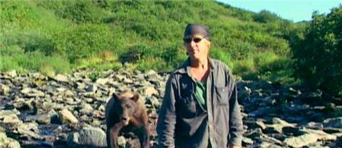 他和熊亲密生活11年,却成熊的盘中餐,生前6分钟音频至今被禁播_提摩西