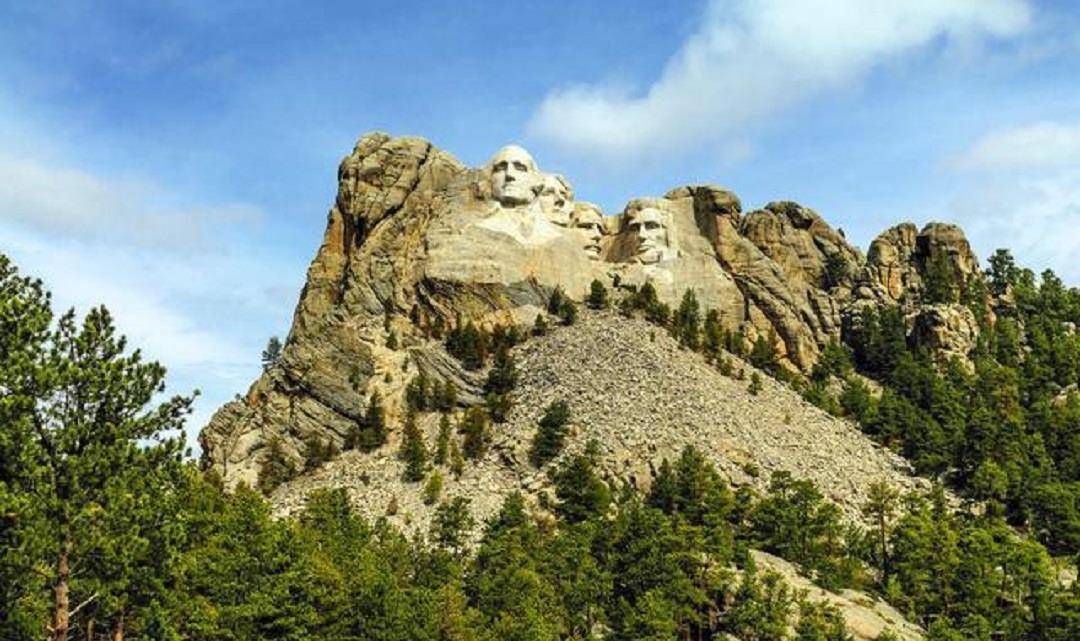 那座总统山刻有4位美国总统,是美国标志,但也被称为烂尾工程